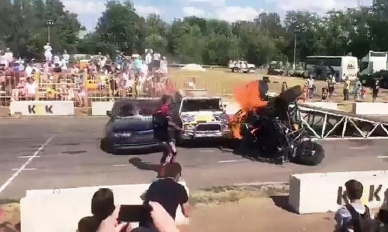 Manobra em rampa dá errado e carro explode com criança de 8 anos dentro