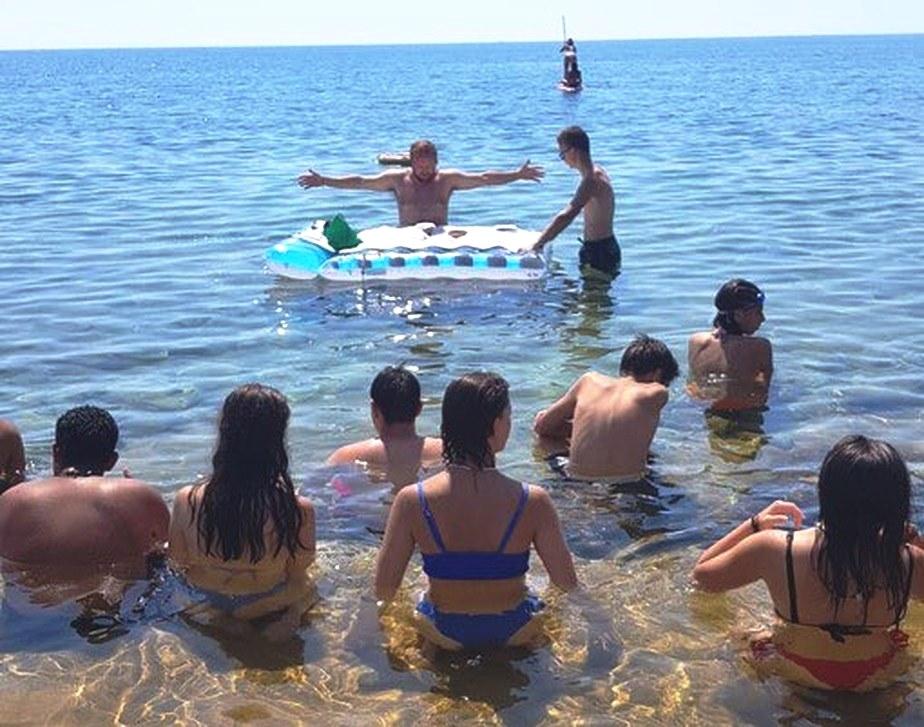 Contra calor, padre usa boia como altar em missa na praia e vira alvo de investigação