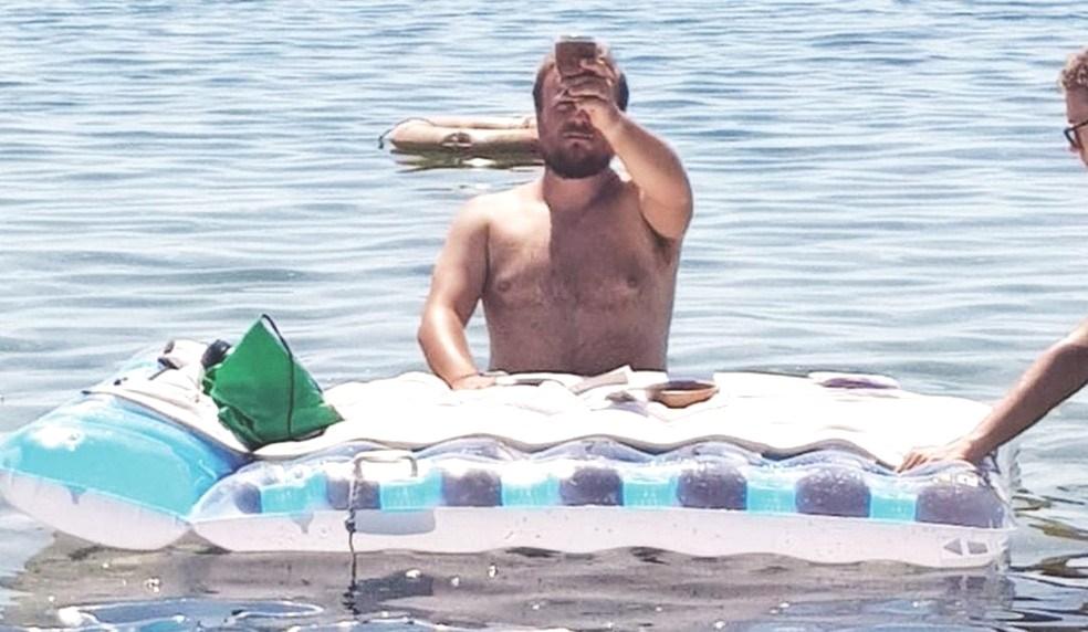 Contra calor, padre usa boia como altar em missa na praia e vira alvo de investigação