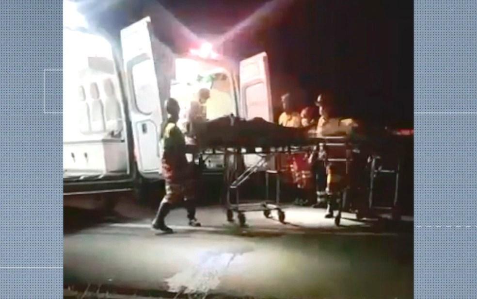Homem morre e filho fica ferido após carro bater de frente com caminhão tanque na BR-101, ES