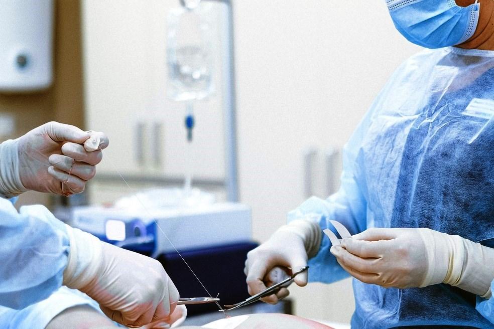Médicos apontam riscos na ‘rinoplastia caseira’; em SP, homem foi internado ao tentar operar nariz
