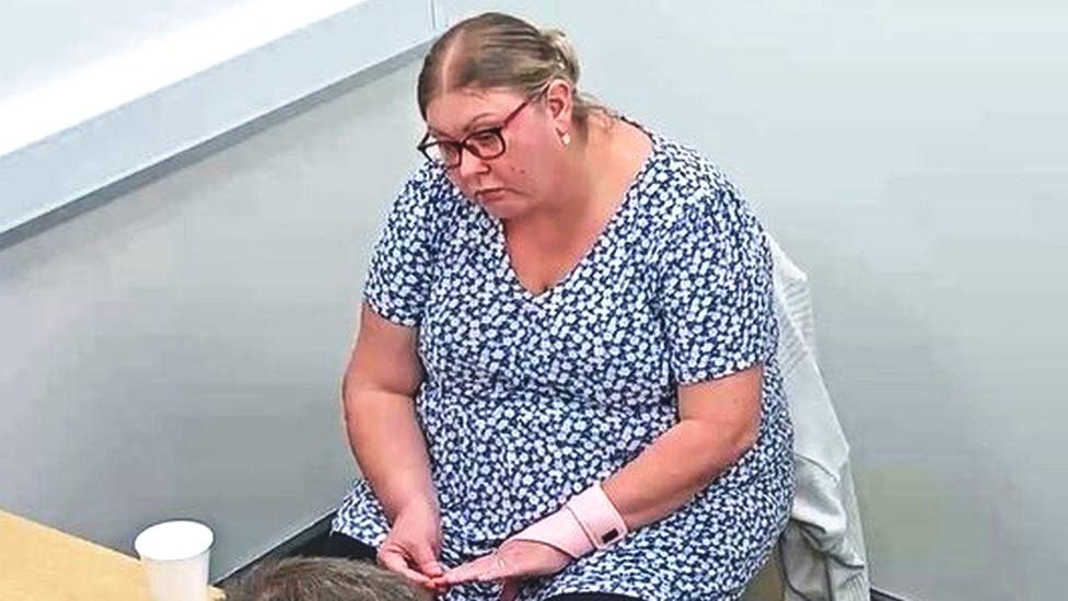 Bebê retirado da mãe após nascimento é morto violentamente em lar adotivo; “o assassinaram”, diz mãe