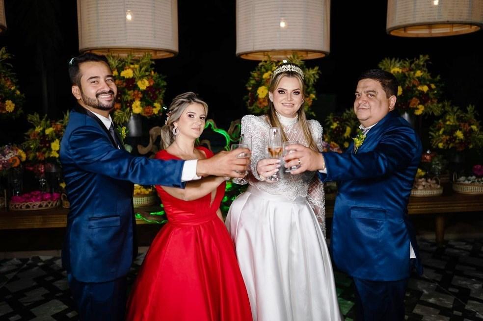 Noiva impressiona convidados ao se casar de vermelho na mesma cerimônia que a irmã