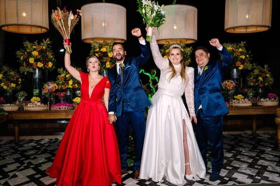 Noiva impressiona convidados ao se casar de vermelho na mesma cerimônia que a irmã