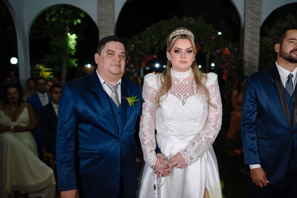 Noiva impressiona convidados ao se casar de vermelho na mesma cerimônia que a irmã