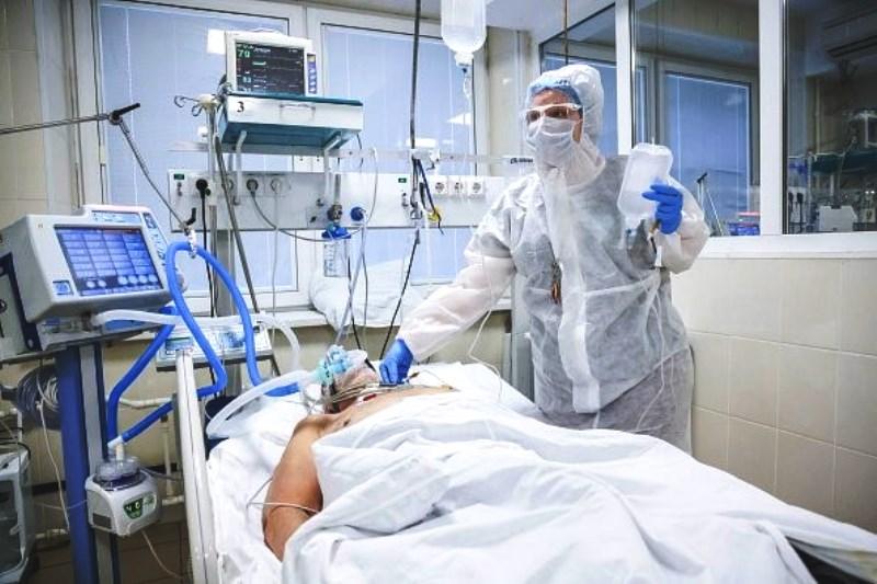 Em queda há 10 dias, média móvel de mortes por Covid-19 no país está em 221