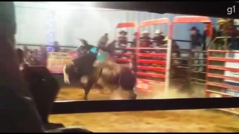 Peão morre após ser pisoteado por boi durante montaria em rodeio, em MG