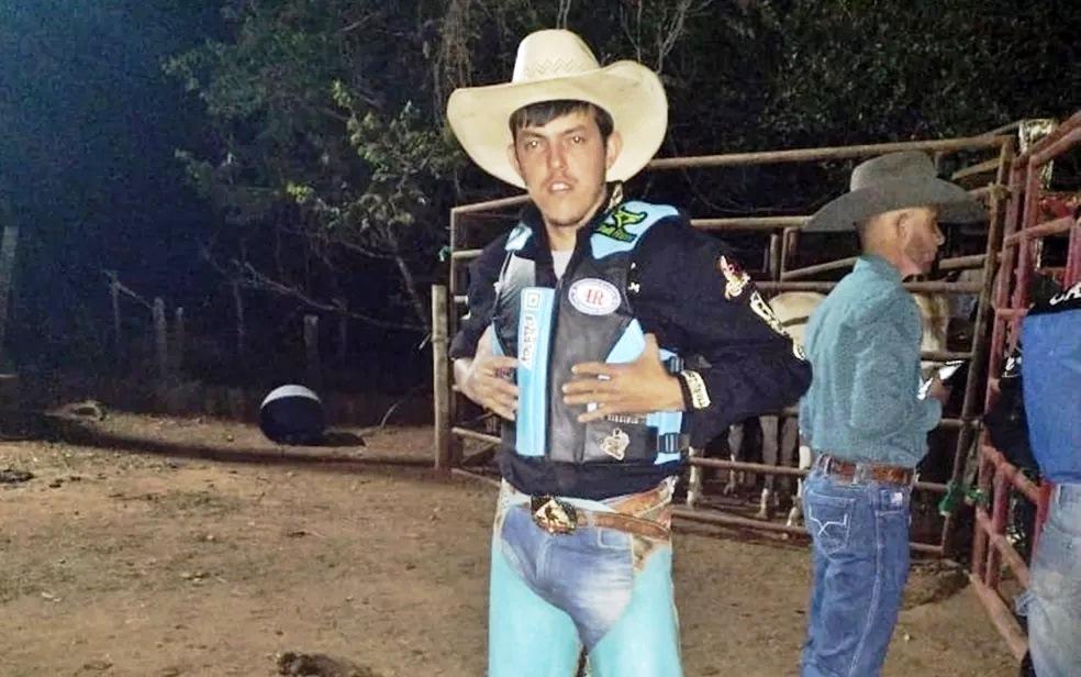 Peão morre após ser pisoteado por boi durante montaria em rodeio, em MG