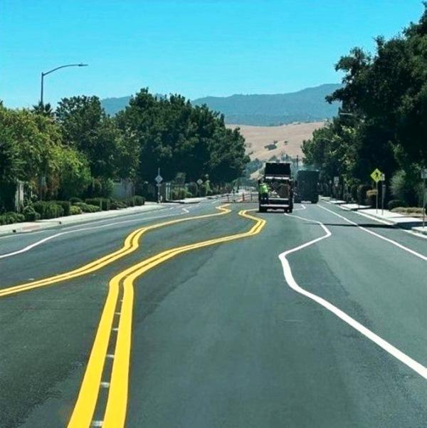 Linhas pintadas em formato bizarro em estrada deixam motoristas confusos