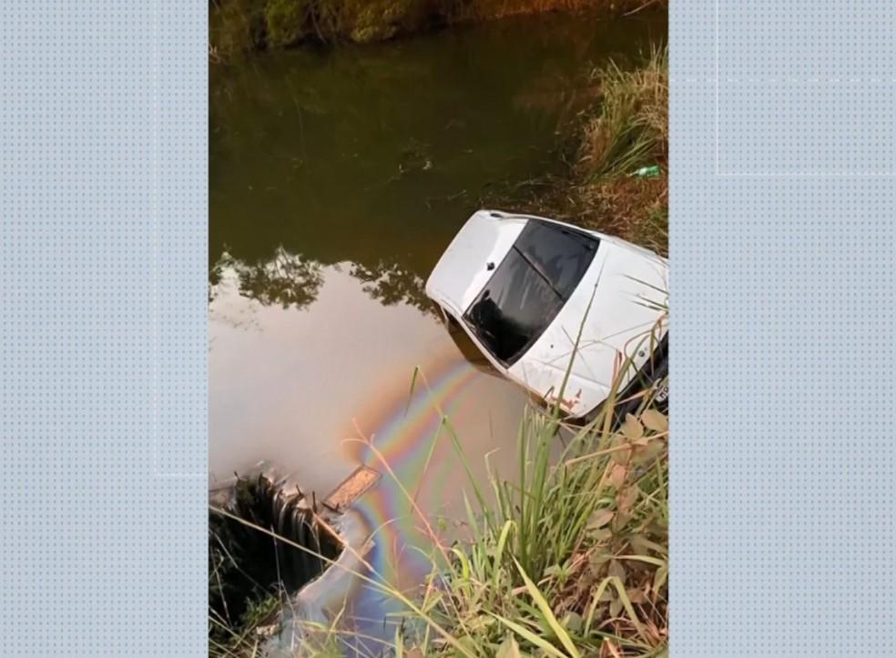 Mãe e filho de 1 ano morrem após carro capotar e cair em represa no Norte do ES