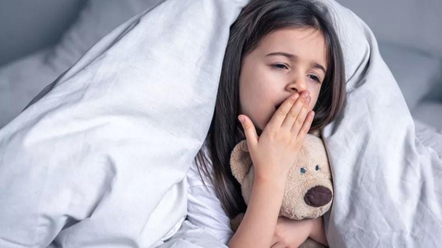 Crianças que dormem pouco correm maior risco de ter depressão, aponta estudo