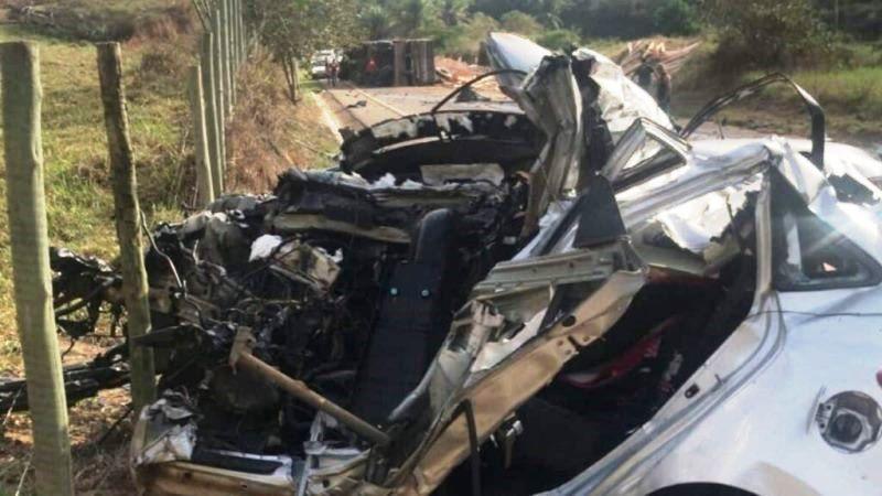 Grave acidente entre caminhão e dois carros deixa um morto e dois feridos no interior do ES