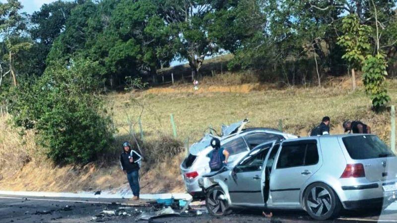 Grave acidente entre caminhão e dois carros deixa um morto e dois feridos no interior do ES