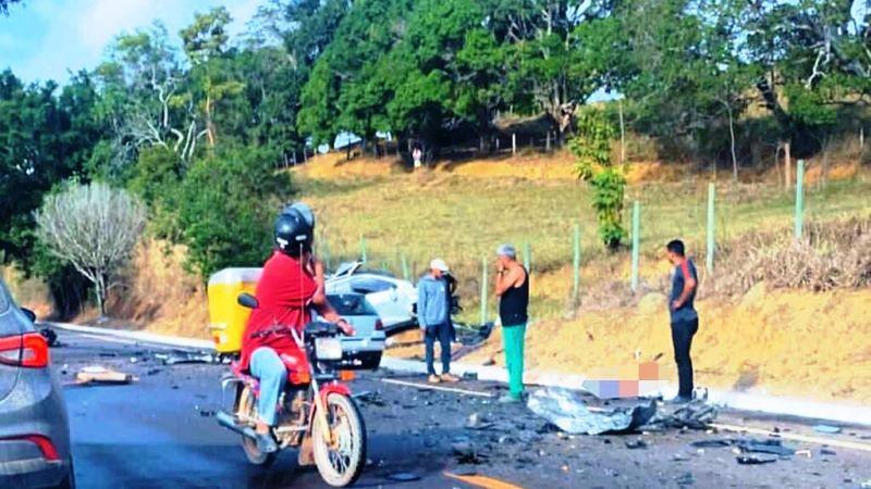 Grave acidente entre caminhão e dois carros deixa um morto e dois feridos no interior do ES
