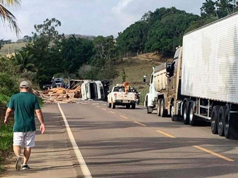 Grave acidente entre caminhão e dois carros deixa um morto e dois feridos no interior do ES