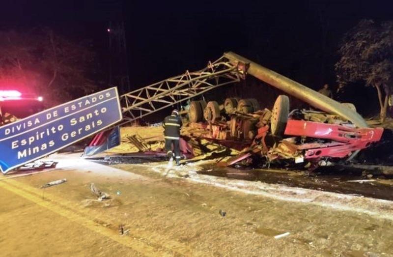 Caminhoneiro morre em acidente com carreta na BR-262, na divisa entre ES e MG