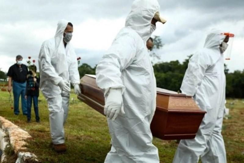 Brasil tem menor média móvel de mortes por Covid-19 em um mês