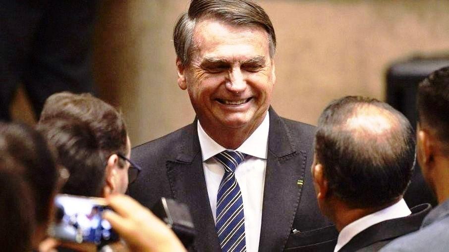 Bolsonaro sanciona MP que libera consignado a beneficiários do Auxílio Brasil