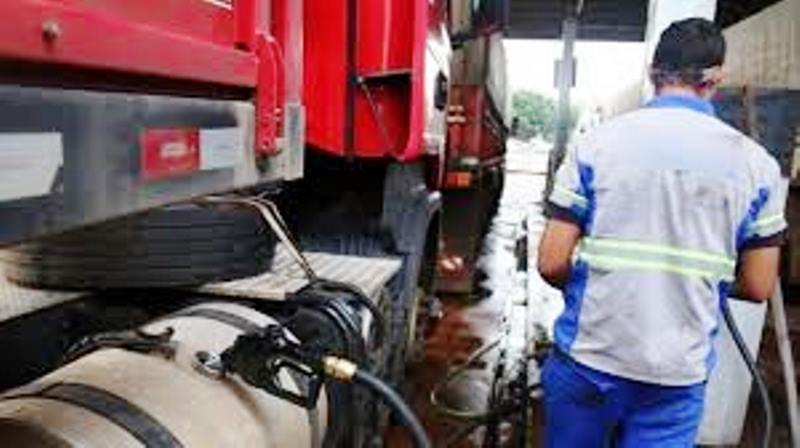 Governo pressionou e Petrobras reduz preço do diesel em 3,56% a partir desta sexta-feira (5)