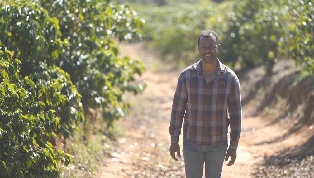Agricultor compra fazenda que trabalhou na infância e muda vida da família com café especial