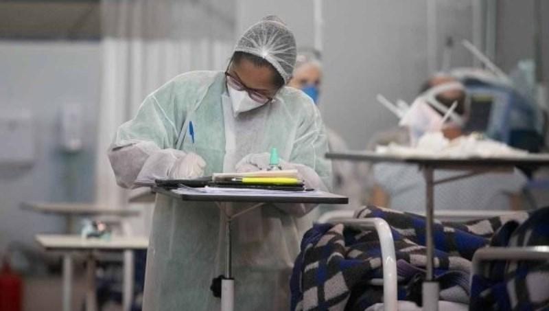 País tem a menor média móvel de mortes por Covid-19 em 39 dias