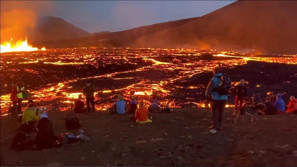Erupção de vulcão vira atração para turistas na Islândia