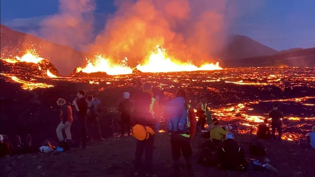 Erupção de vulcão vira atração para turistas na Islândia