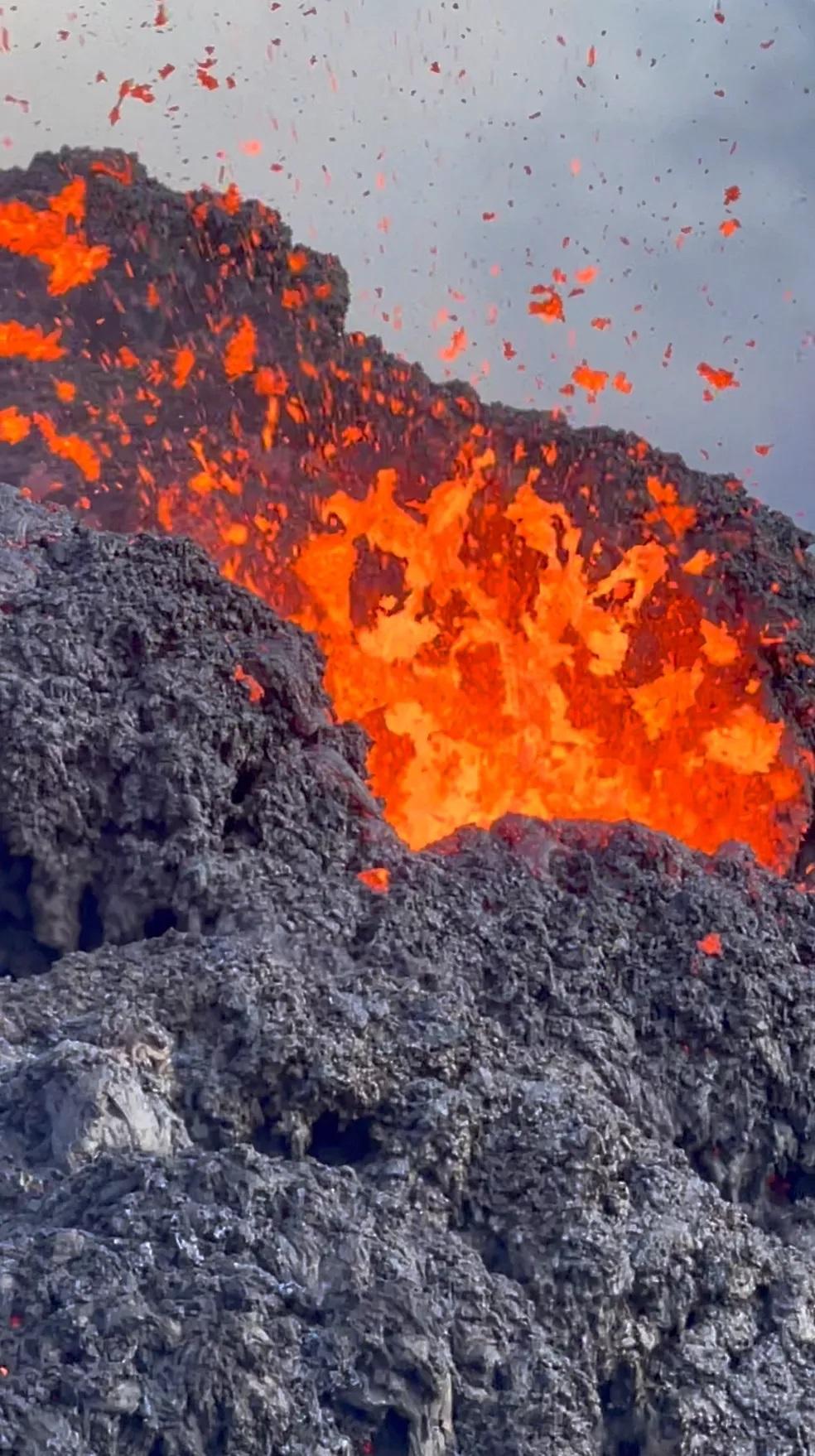 Erupção de vulcão vira atração para turistas na Islândia
