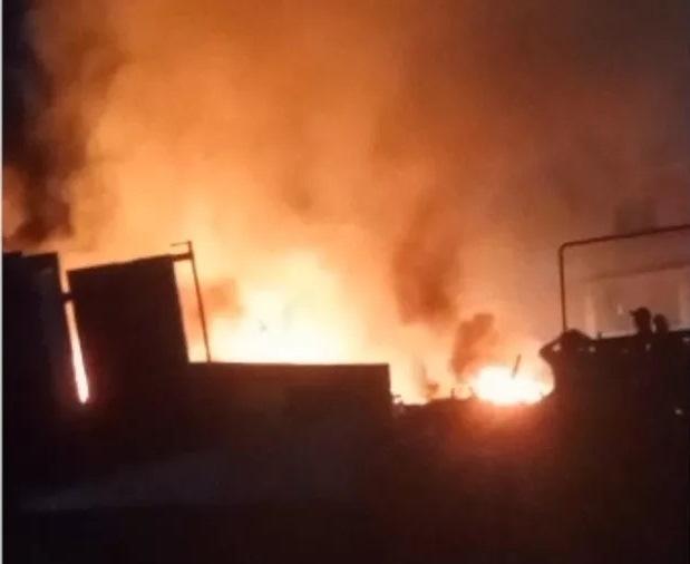 Incêndio destrói parte de ferro-velho em Cariacica, ES
