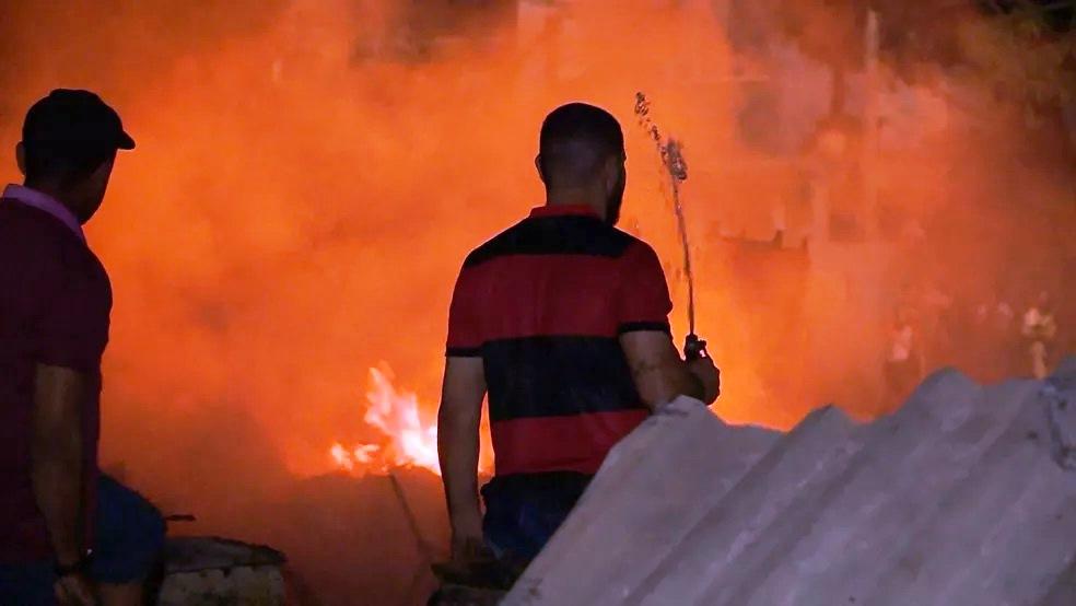 Incêndio destrói parte de ferro-velho em Cariacica, ES