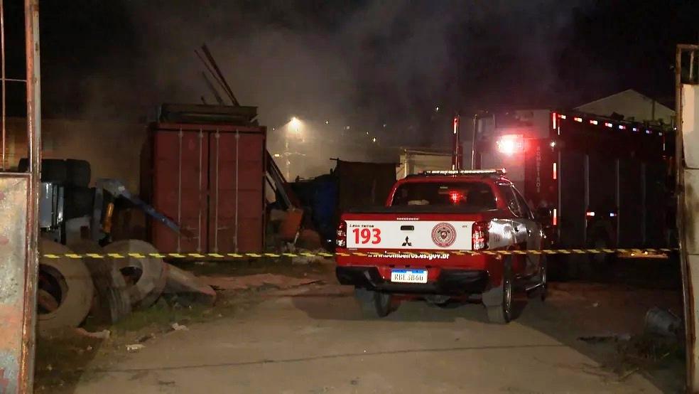 Incêndio destrói parte de ferro-velho em Cariacica, ES
