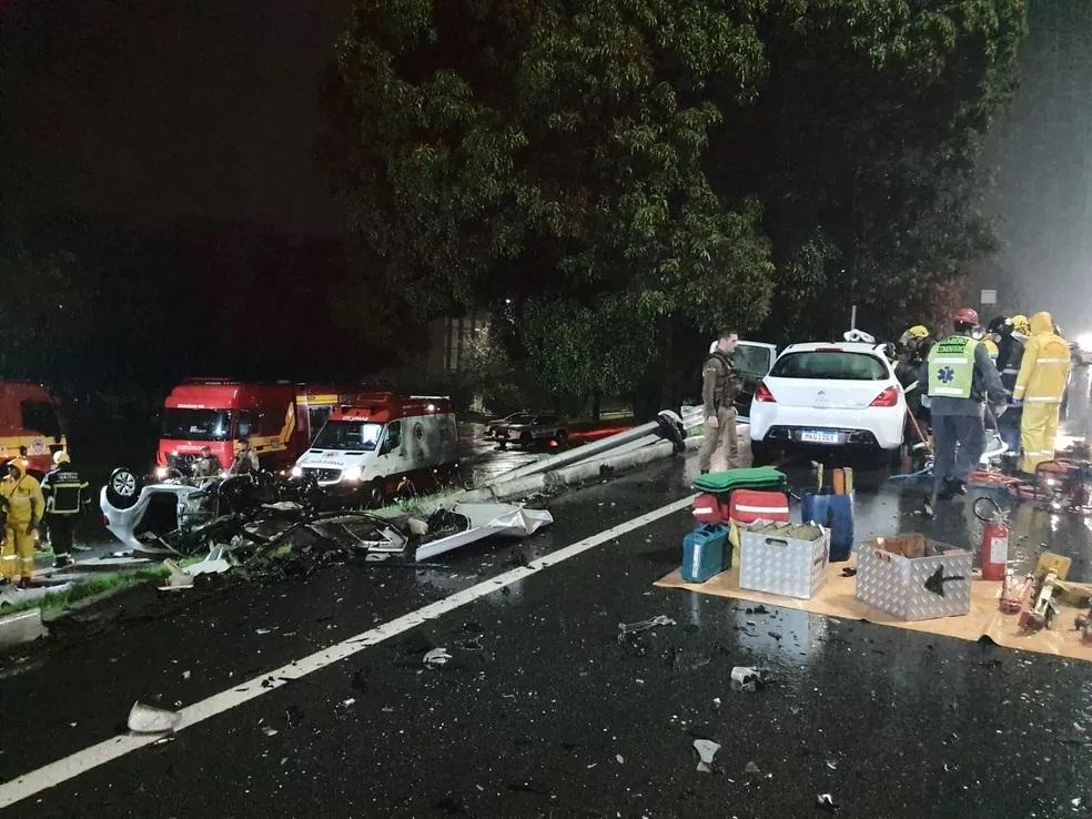 Colisão entre veículos na BR-282 deixa 4 mortos; mulher e criança estão entre as vítimas