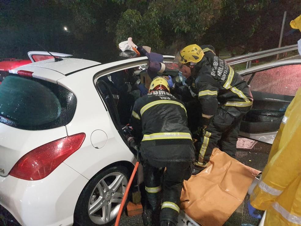 Colisão entre veículos na BR-282 deixa 4 mortos; mulher e criança estão entre as vítimas