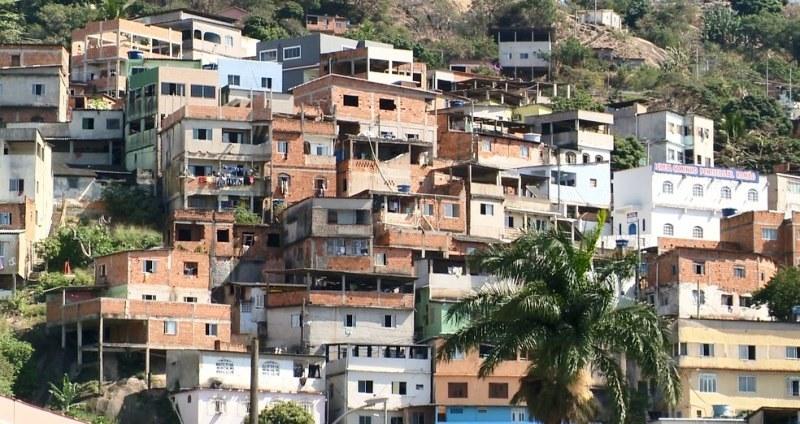 Homem é suspeito de invadir casa e balear namorada de 18 anos e irmã dela de 11 anos, em Vitória, ES