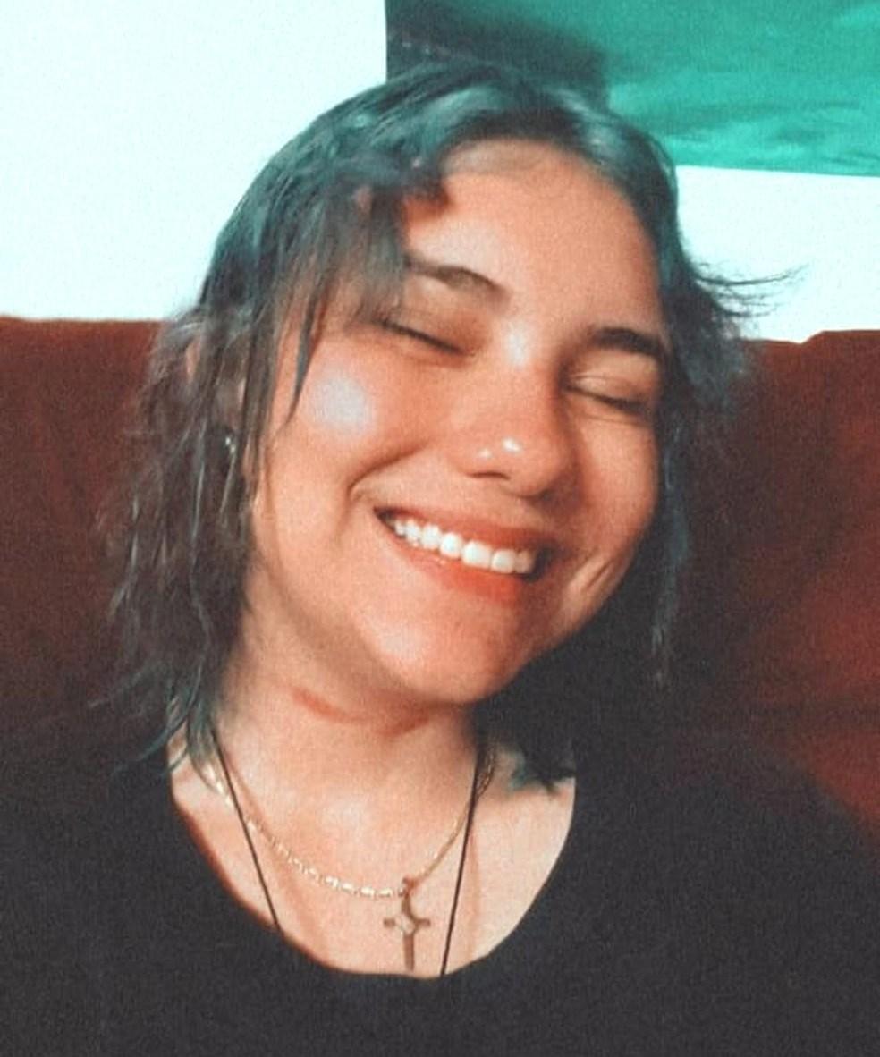 Menina com síndrome que a faz xingar sem querer implora ajuda e viraliza na web