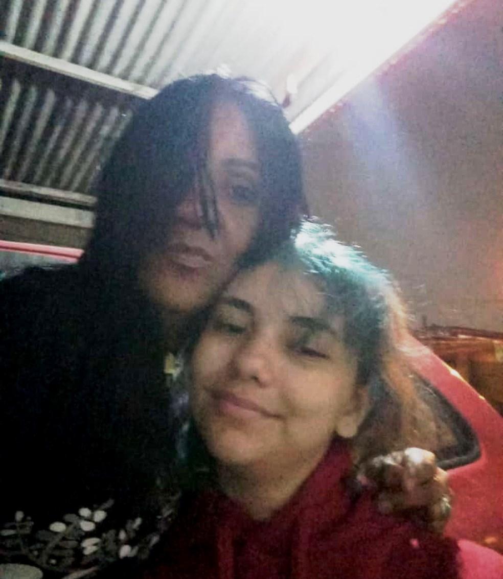 Menina com síndrome que a faz xingar sem querer implora ajuda e viraliza na web