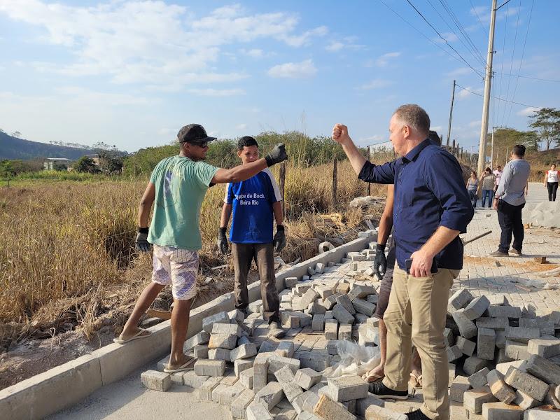 Casagrande visita obras de pavimentação em Cachoeiro de Itapemirim, ES
