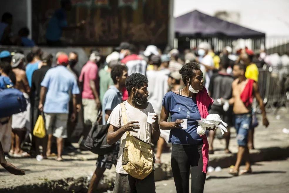 Pai revira lixo em busca de comida: ‘Comemos comida vencida há um mês’