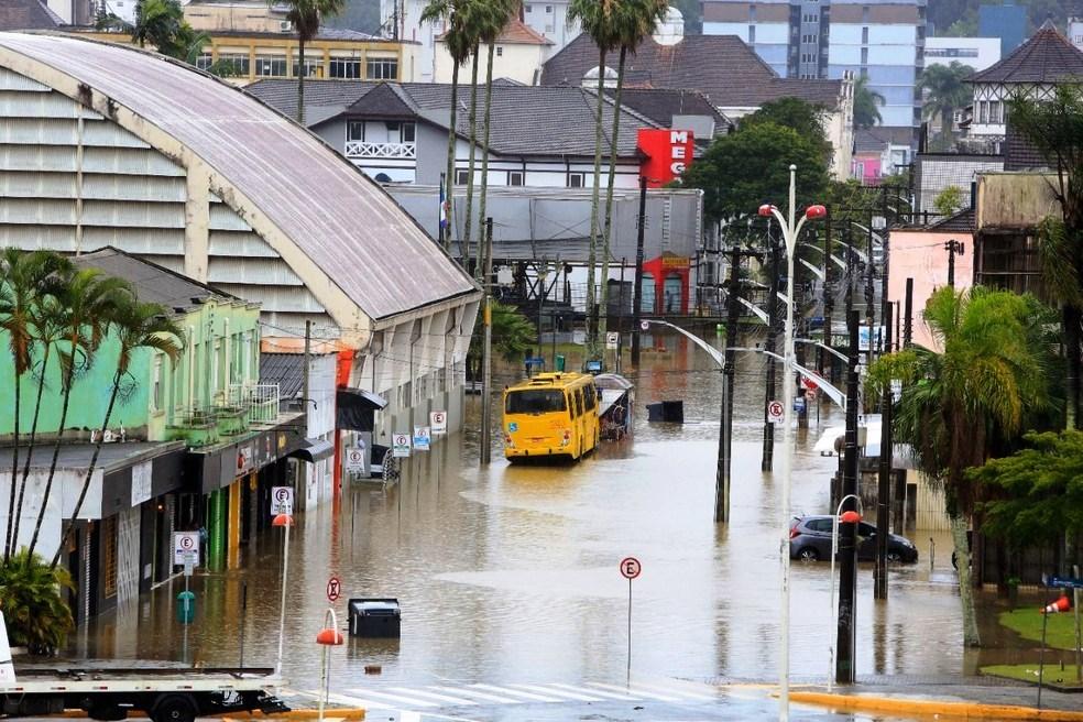 Fotos aéreas mostram passagem de ciclone que atingiu 51 cidades com ventos de 111 km/h em SC