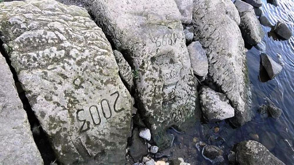 Seca revela sinistras ‘pedras da fome’ na Europa com mensagens sobre catástrofes