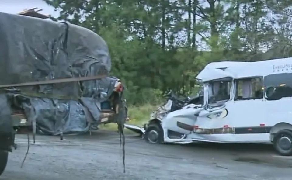 Batida entre caminhão e van na BR-376, deixa sete pessoas mortas e três ficam feridas