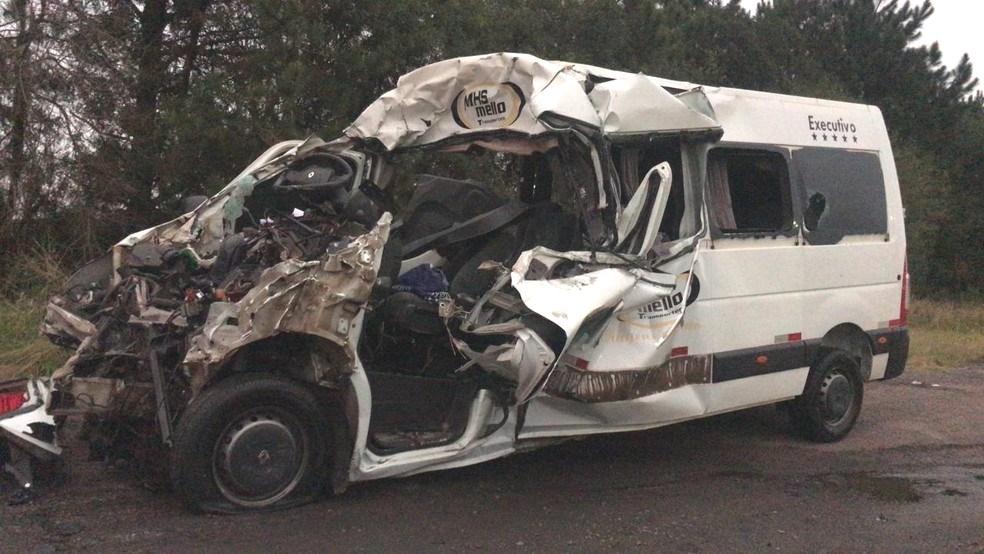 Batida entre caminhão e van na BR-376, deixa sete pessoas mortas e três ficam feridas
