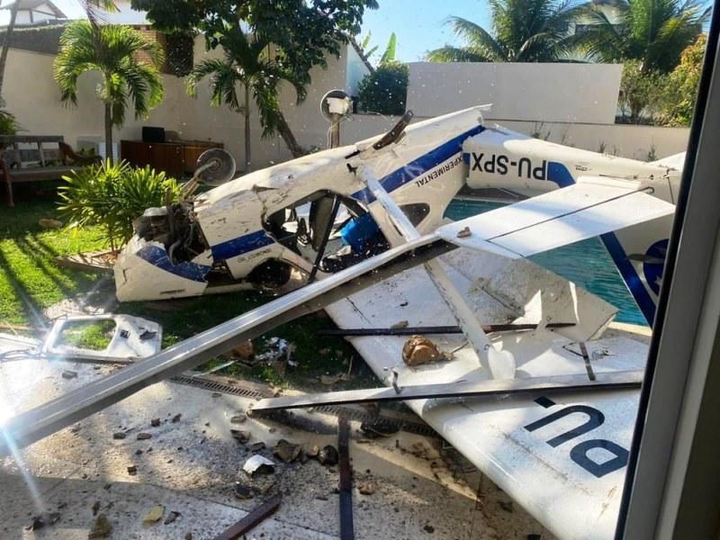 Queda de ultraleve sobre casa na Barra da Tijuca (RJ) deixa dois feridos