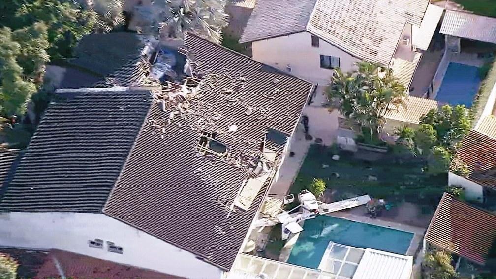 Queda de ultraleve sobre casa na Barra da Tijuca (RJ) deixa dois feridos