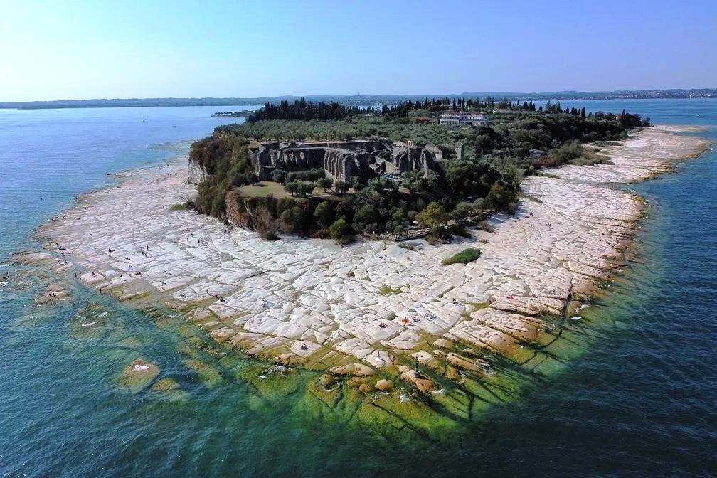 Praia rochosa aparece em lago por causa da seca intensa na Itália