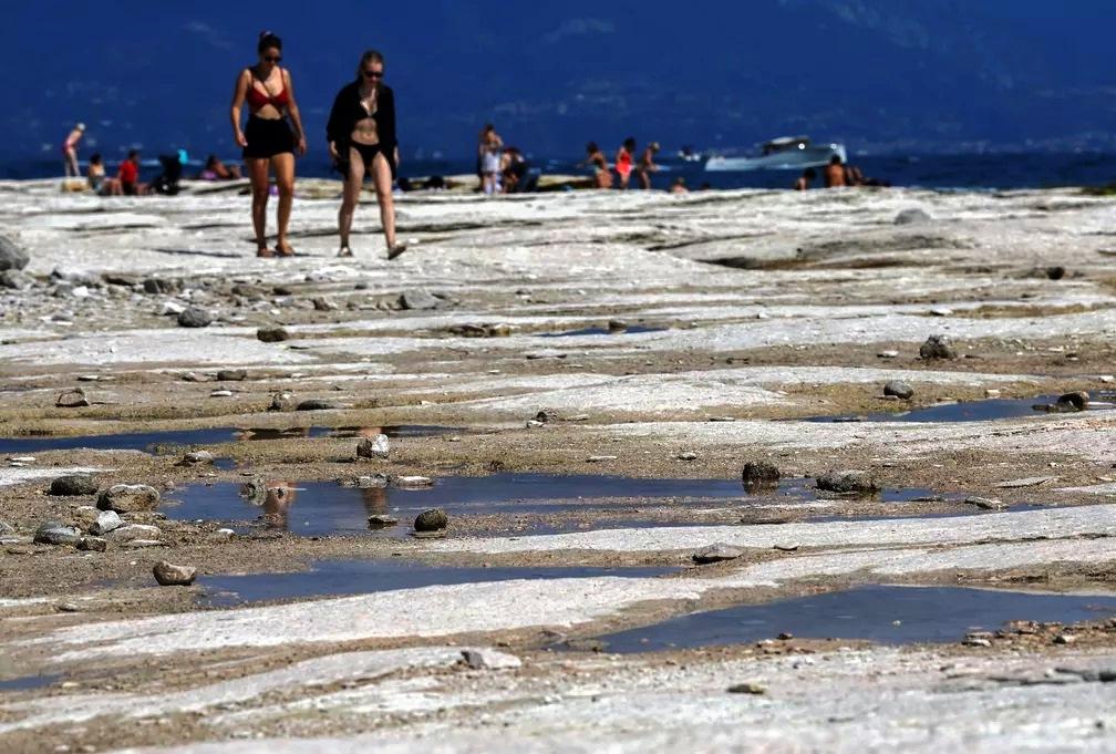 Praia rochosa aparece em lago por causa da seca intensa na Itália