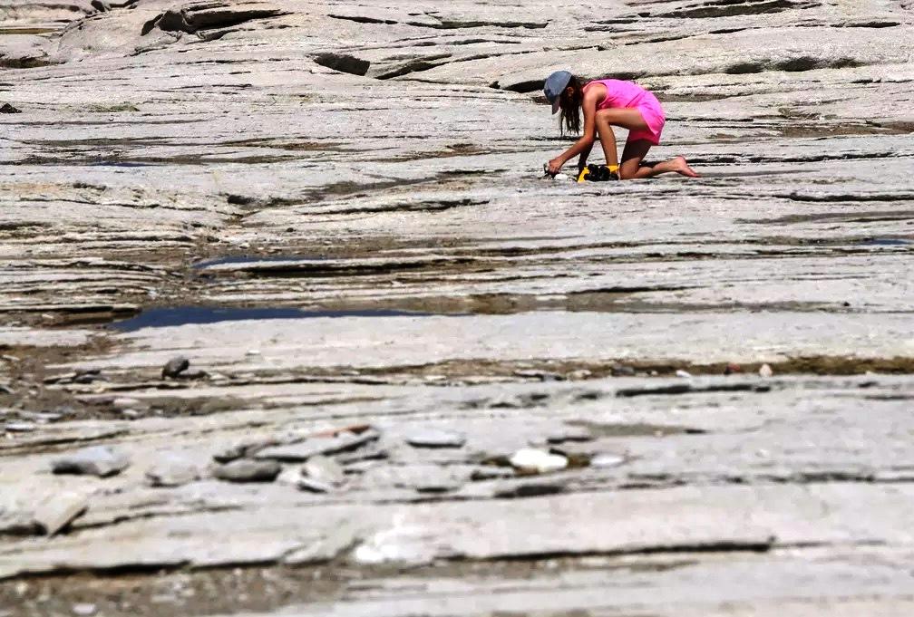 Praia rochosa aparece em lago por causa da seca intensa na Itália