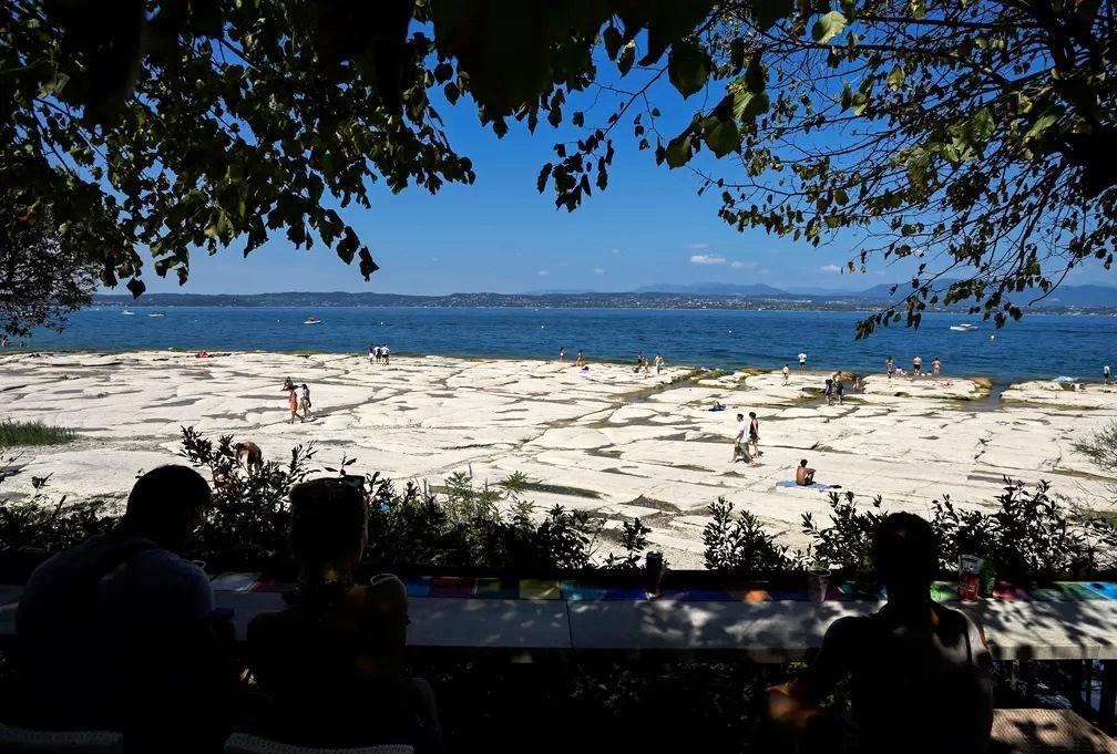 Praia rochosa aparece em lago por causa da seca intensa na Itália