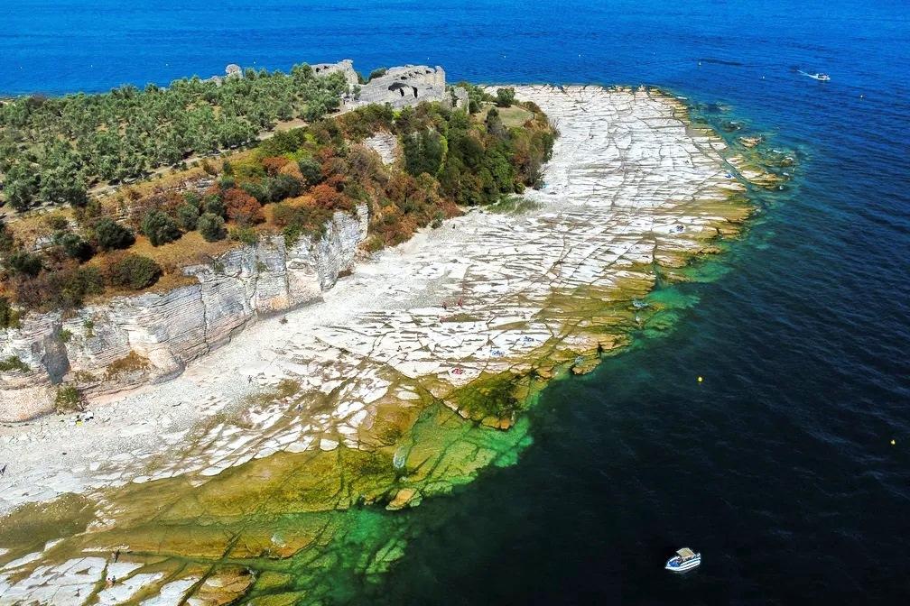 Praia rochosa aparece em lago por causa da seca intensa na Itália