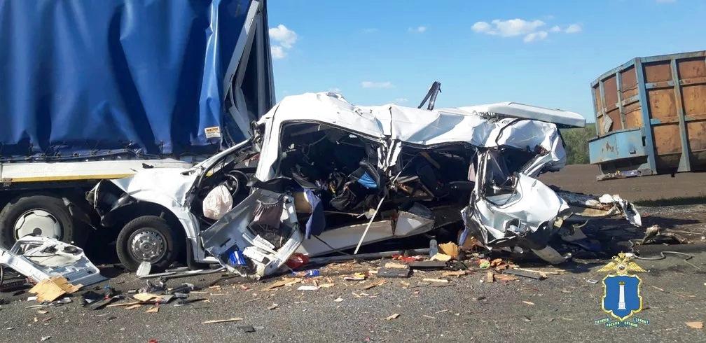 Acidente entre micro-ônibus e dois caminhões na Rússia deixa 16 mortos